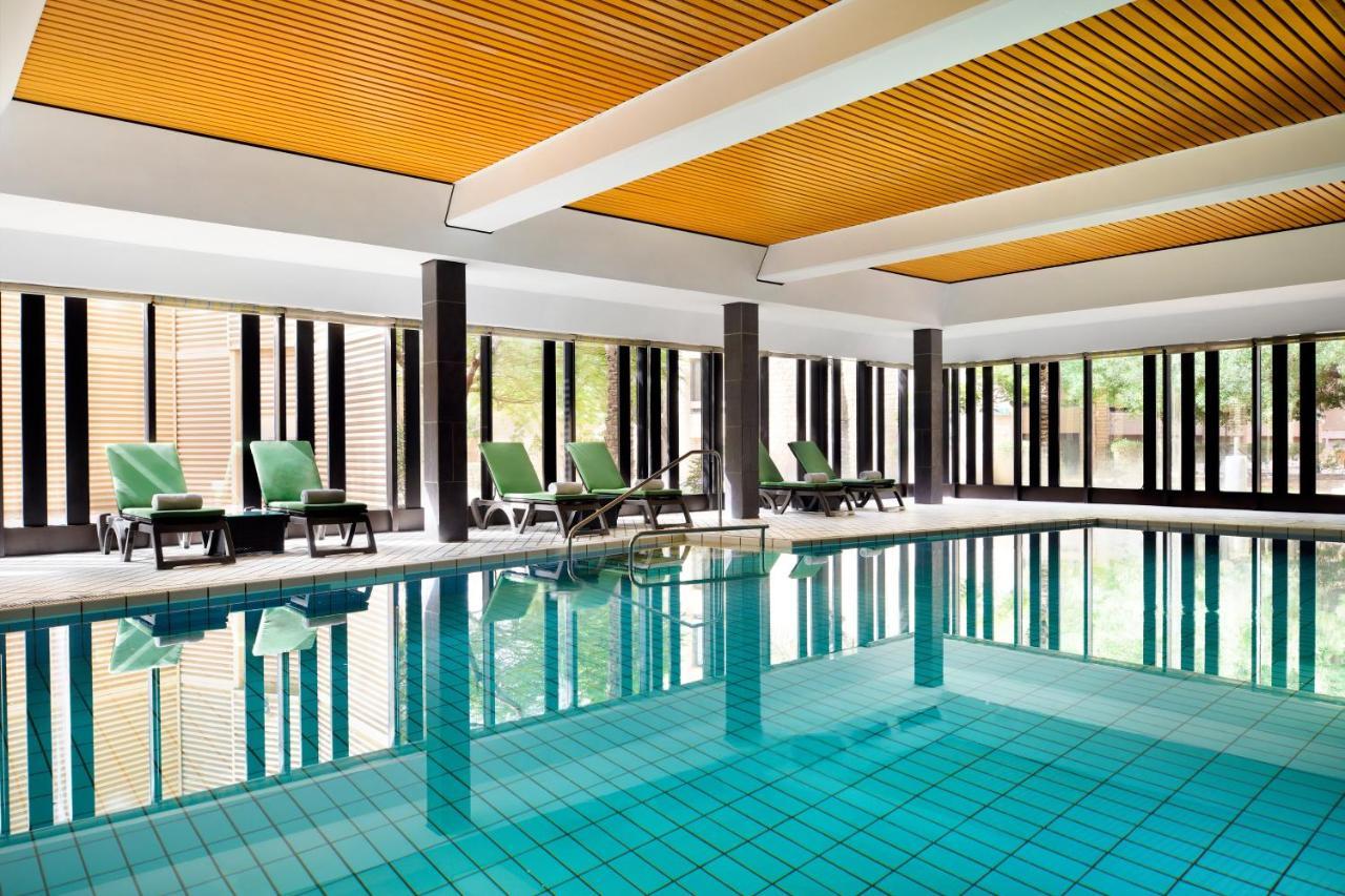 Intercontinental Riyadh By Ihg Eksteriør bilde The swimming pool at the hotel