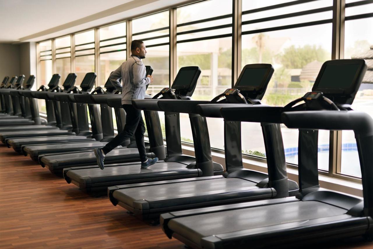 Intercontinental Riyadh By Ihg Eksteriør bilde A row of treadmills
