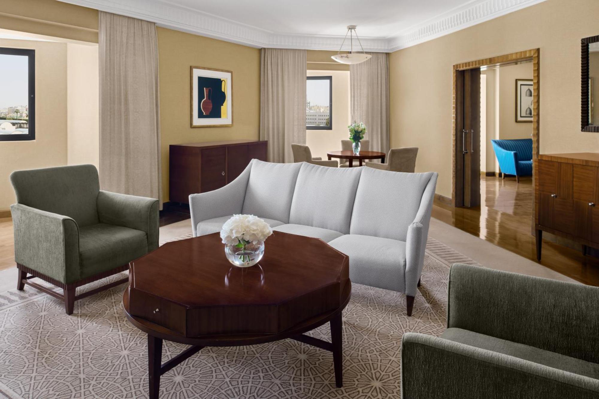 Intercontinental Riyadh By Ihg Eksteriør bilde A living room in a suite at the Hilton San Francisco