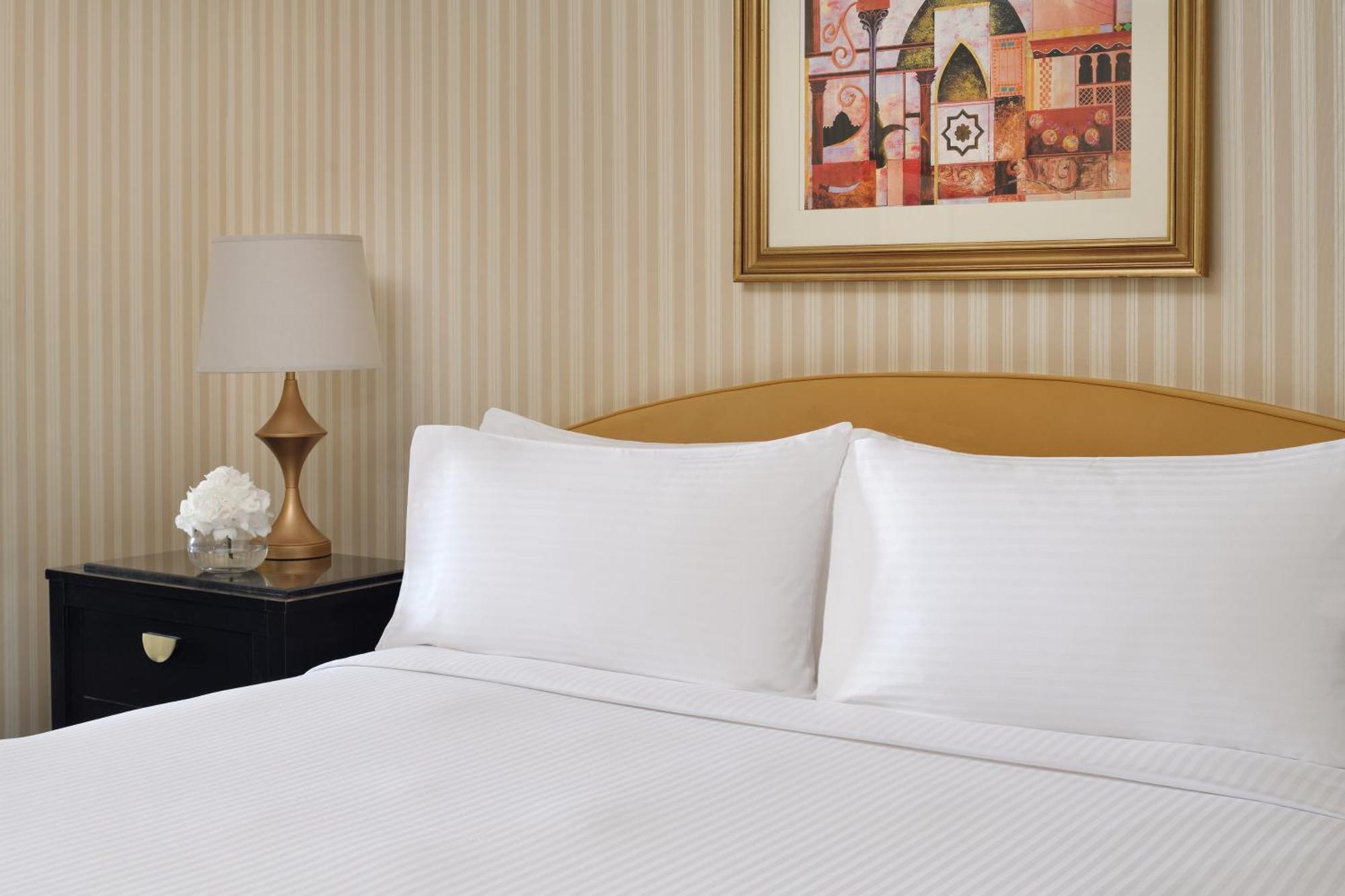 Intercontinental Riyadh By Ihg Eksteriør bilde A bed with two pillows